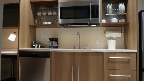 Full-size fridge, microwave, dishwasher, coffee/tea maker