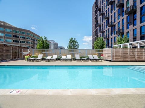 Seasonal outdoor pool, free cabanas, pool umbrellas