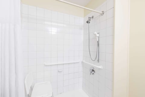 Combined shower/tub, free toiletries, hair dryer, towels