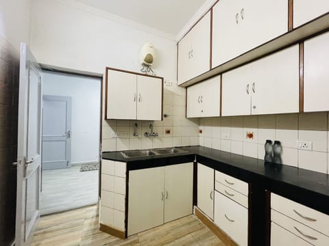 Standard Apartment, 1 Bedroom, Kitchen | Private kitchen | Fridge, microwave, oven, stovetop