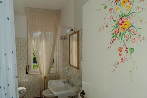 Standard Apartment, 1 Bedroom, Terrace, Partial Lake View (Lago) | Bathroom | Bathtub, eco-friendly toiletries, hair dryer, bidet