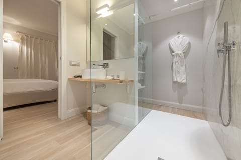 Deluxe Suite, Balcony, Canal View | Bathroom | Shower, hair dryer, bidet, towels