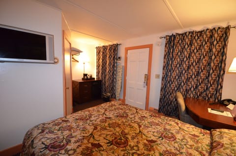 Standard Room, 1 Queen Bed | Individually decorated, individually furnished, desk, iron/ironing board