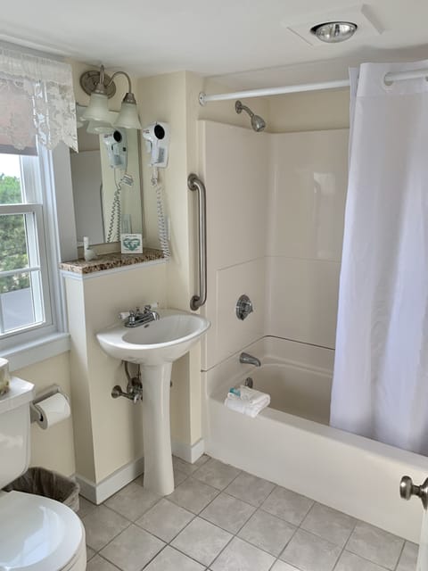 Combined shower/tub, free toiletries, hair dryer, towels