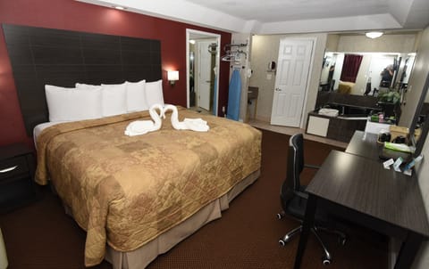 Deluxe Room, 1 King Bed, Non Smoking, Jetted Tub | Premium bedding, pillowtop beds, desk, blackout drapes