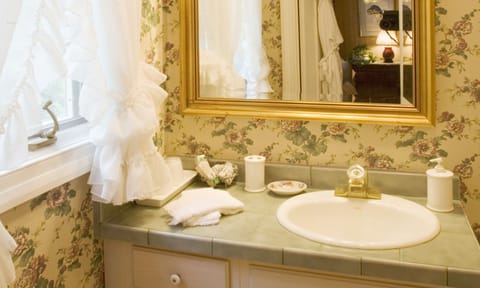 Suite, Private Bathroom (RedBird Suite) | Bathroom | Separate tub and shower, free toiletries, hair dryer, bathrobes