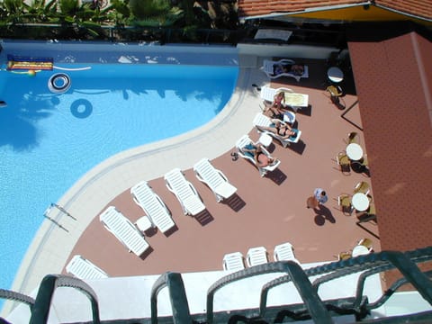 Seasonal outdoor pool, pool umbrellas, sun loungers