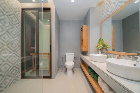 Free toiletries, hair dryer, bathrobes, slippers