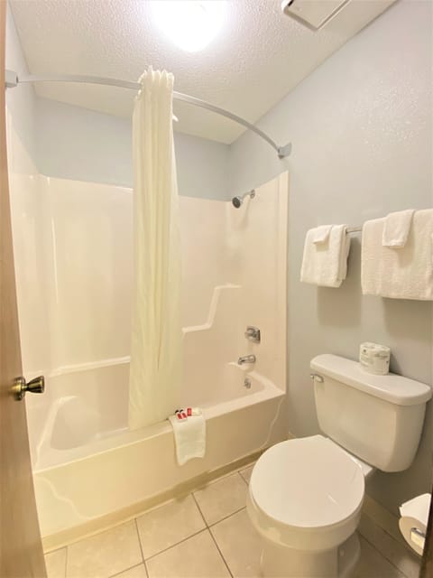 Combined shower/tub, towels