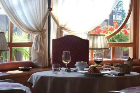 Breakfast, lunch and dinner served