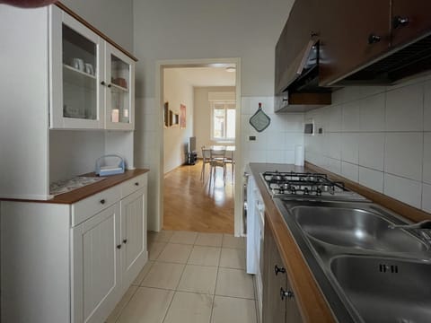 Classic Apartment, 2 Bedrooms, Kitchen | Private kitchen | Shared fridge, paper towels