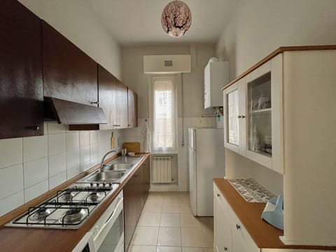 Classic Apartment, 2 Bedrooms, Kitchen | Private kitchen | Shared fridge, paper towels