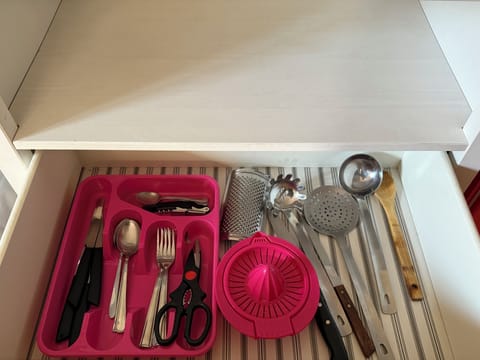 Classic Double or Twin Room, Kitchenette | Private kitchen | Shared fridge, paper towels