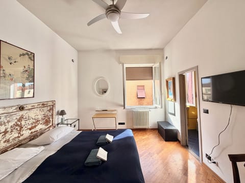 Standard Room, 1 King Bed, Private Bathroom | Down comforters, soundproofing, free WiFi, bed sheets