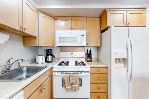 Condo, 1 Bedroom (Deluxe) | Private kitchen | Full-size fridge, microwave, oven