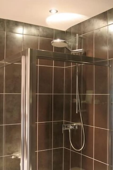 Standard Twin Room, Ensuite | Bathroom shower