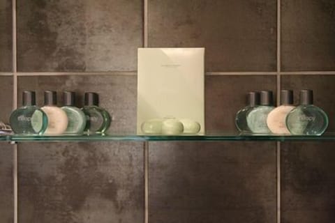 Standard Twin Room, Ensuite | Bathroom amenities | Free toiletries, hair dryer, towels