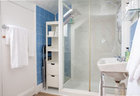 Twin Room, Ensuite | Bathroom | Shower, towels