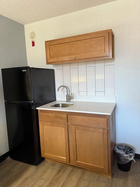 Room, 1 King Bed, Mobility Accessible, Non Smoking | Private kitchen