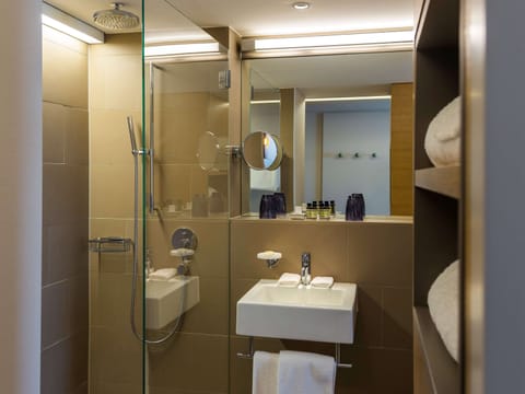 Deluxe Twin Room, 1 Double Bed | Bathroom | Designer toiletries, hair dryer, towels, soap