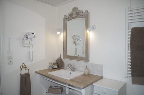 Triple Room, Ensuite, Garden View (L'Automne) | Bathroom