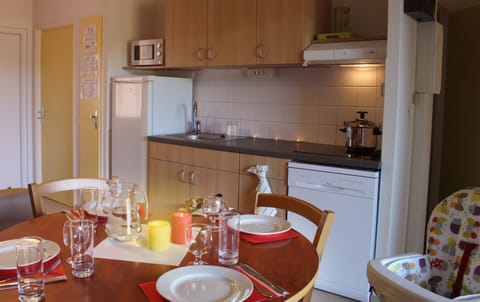 Chalet, 2 Bedrooms (4 Pers) | Private kitchen | Fridge, oven, stovetop, dishwasher
