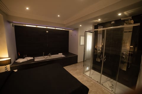 Suite, Jetted Tub | In-room safe, desk, free WiFi, bed sheets