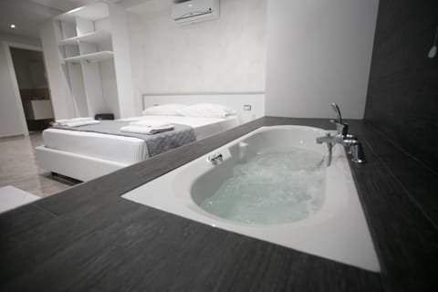 Suite, Jetted Tub | In-room safe, desk, free WiFi, bed sheets