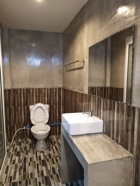 Standard Double Room | Bathroom | Shower, towels