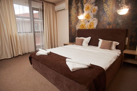 Classic Double Room, 1 King Bed, Non Smoking, Balcony | 1 bedroom, premium bedding, desk, soundproofing