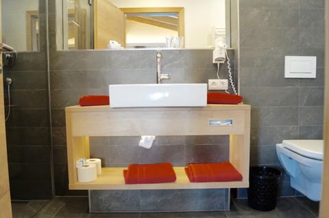 Traditional Double or Twin Room | Bathroom | Free toiletries, hair dryer, towels