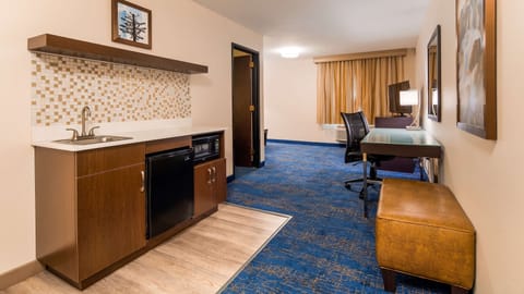 Suite, 1 King Bed, Non Smoking, Refrigerator & Microwave | Room amenity