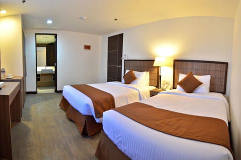 Deluxe Room | 1 bedroom, premium bedding, in-room safe, desk