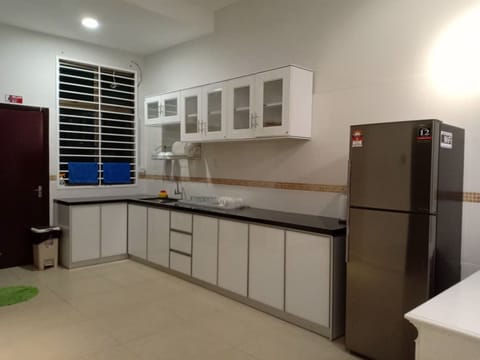 BB Villas, 7 Bedrooms | Private kitchenette | Fridge, cookware/dishes/utensils