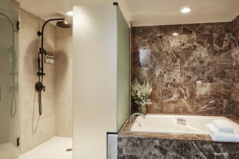 Presidential Suite | Bathroom | Combined shower/tub, designer toiletries, hair dryer, bathrobes