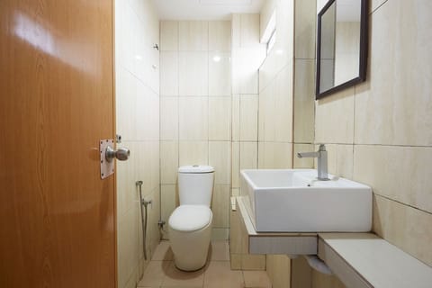 Deluxe Queen | Bathroom | Shower, free toiletries, towels