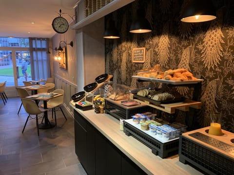 Daily continental breakfast (EUR 11.00 per person)