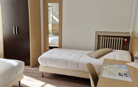 Triple Room | Desk, iron/ironing board, free WiFi, bed sheets