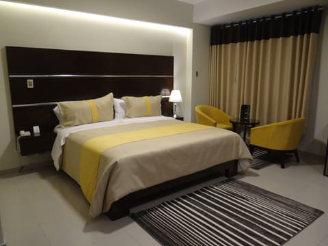 Deluxe Room, 1 King Bed, Non Smoking, Private Bathroom | Premium bedding, down comforters, laptop workspace, blackout drapes