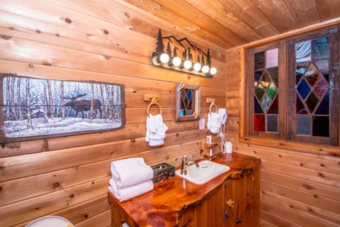 Deluxe Suite (Log Cabin) | Bathroom | Free toiletries, hair dryer, bathrobes, towels