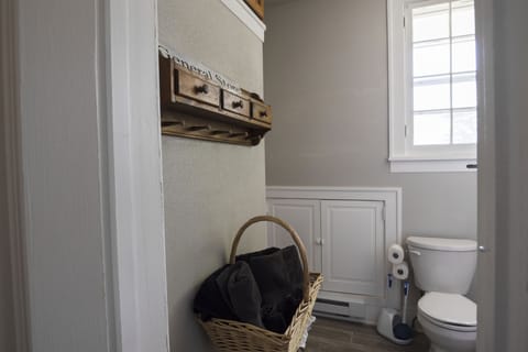 Standard Suite (Cottage) | Bathroom | Shower, hair dryer, towels