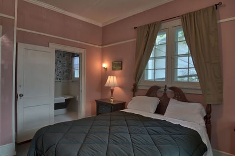 Traditional Double Room, 1 Queen Bed | Individually decorated, individually furnished, blackout drapes