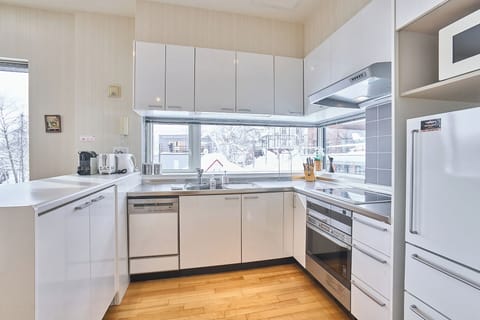 Horizon Townhouse 3 Bedrooms | Private kitchen | Fridge, microwave, stovetop, dishwasher