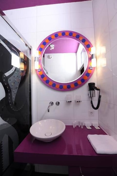 Deluxe Room | Bathroom sink