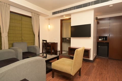 Deluxe Suite, 1 King Bed, Non Smoking | 1 bedroom, minibar, in-room safe, desk