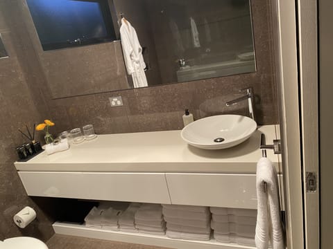 Executive Suite, 1 King Bed | Bathroom | Shower, free toiletries, hair dryer, bathrobes