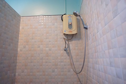 Standard Double Room | Bathroom shower