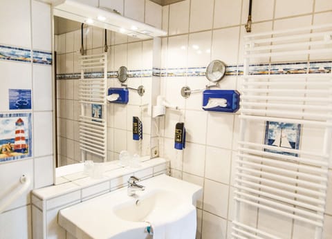 Junior Suite | Bathroom | Shower, free toiletries, hair dryer, towels