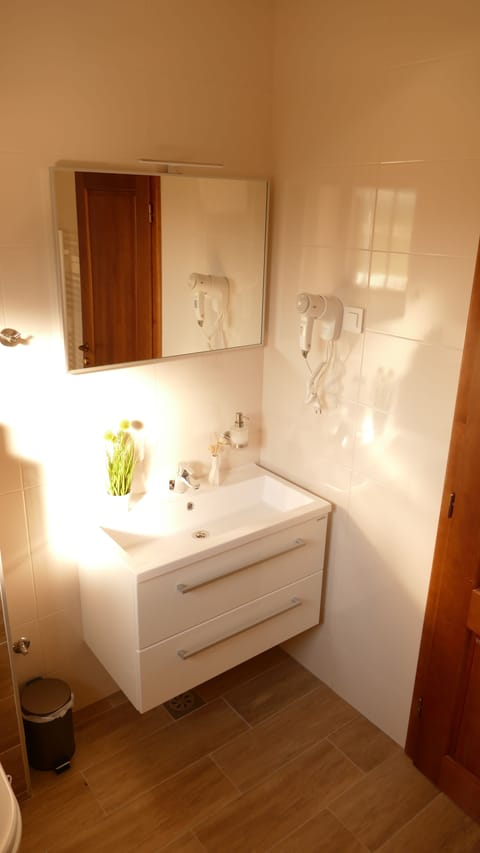 Deluxe Triple Room | Bathroom sink