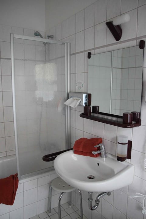 Standard Double Room | Bathroom | Hair dryer, towels